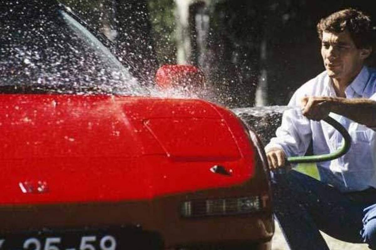 Senna lavando o Honda NSX