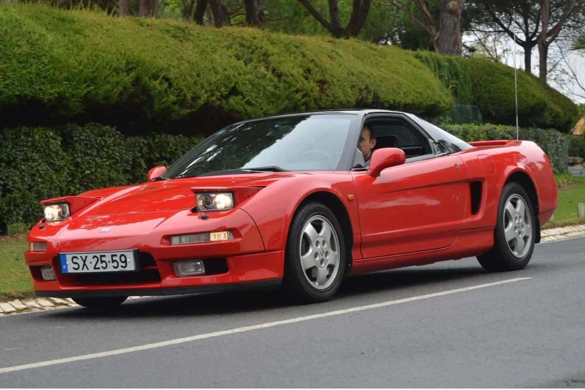 Honda NSX vermelho na estrada