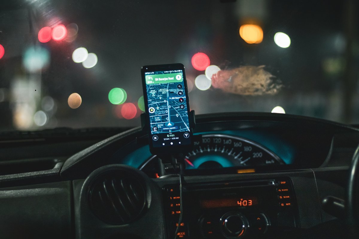 Celular na cabine de um carro