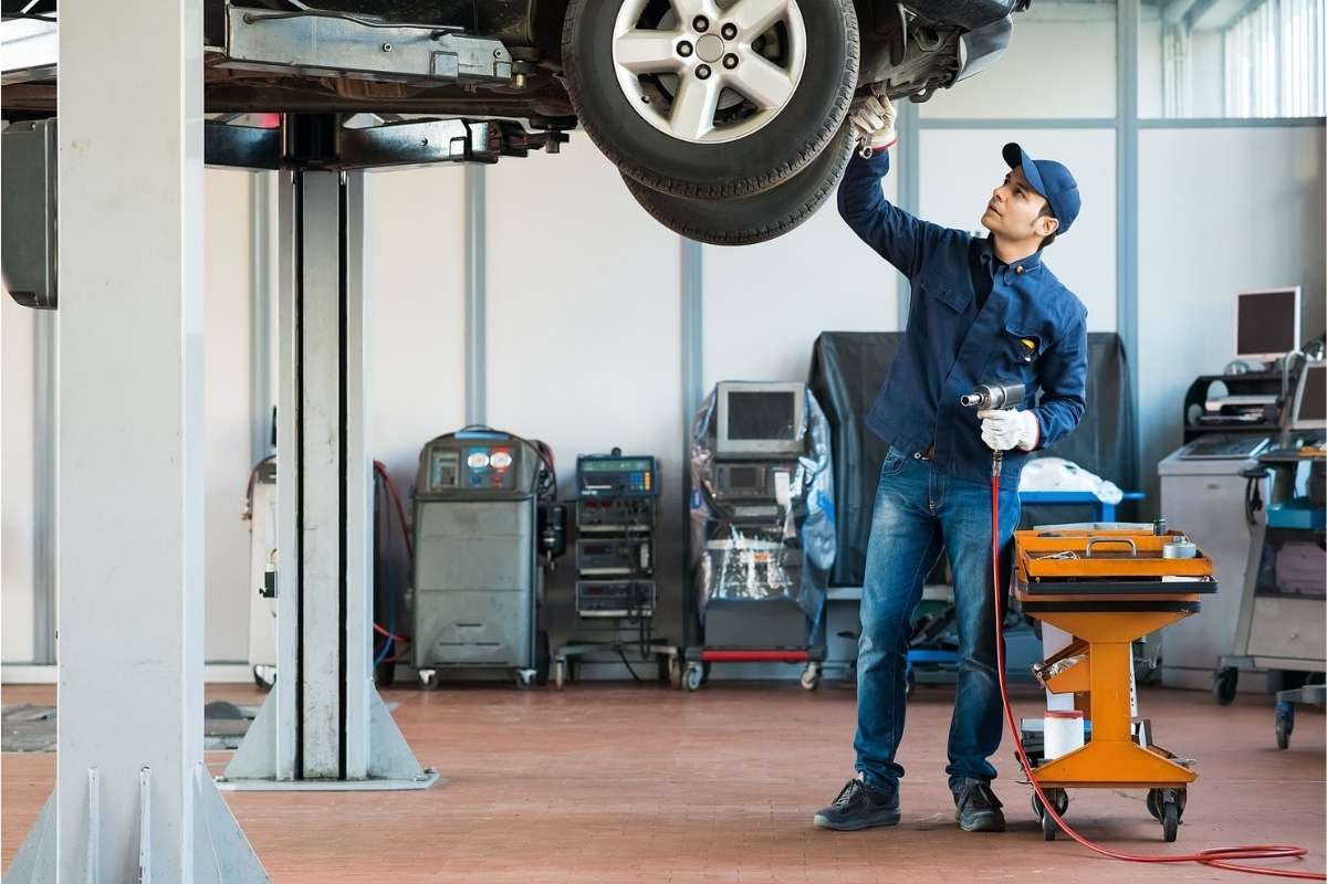 Um mecânico com Carro na Oficina
