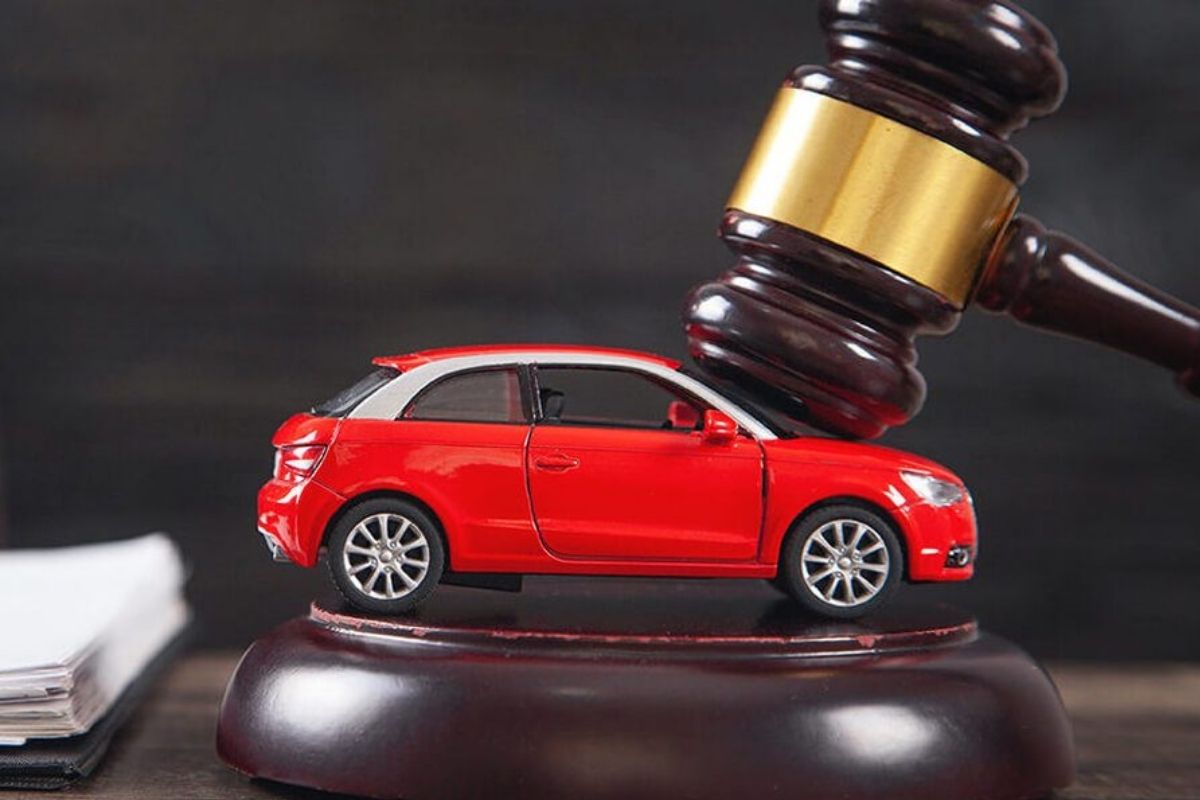 Carro e martelo ilustrando o Leilão Detran-SP