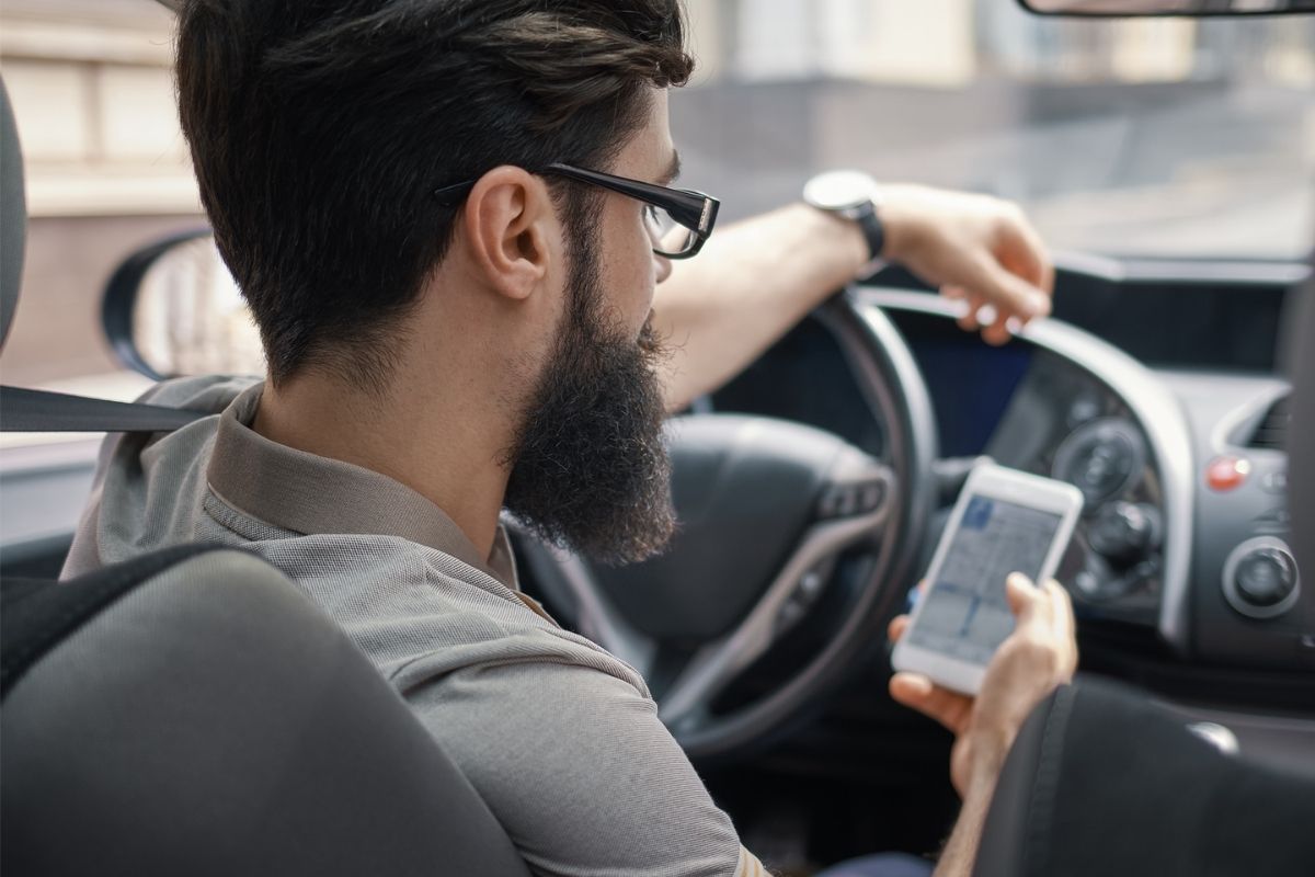 Motorista no celular