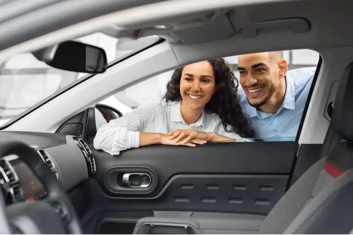 Um casal comprando carro pelo Move Brasil