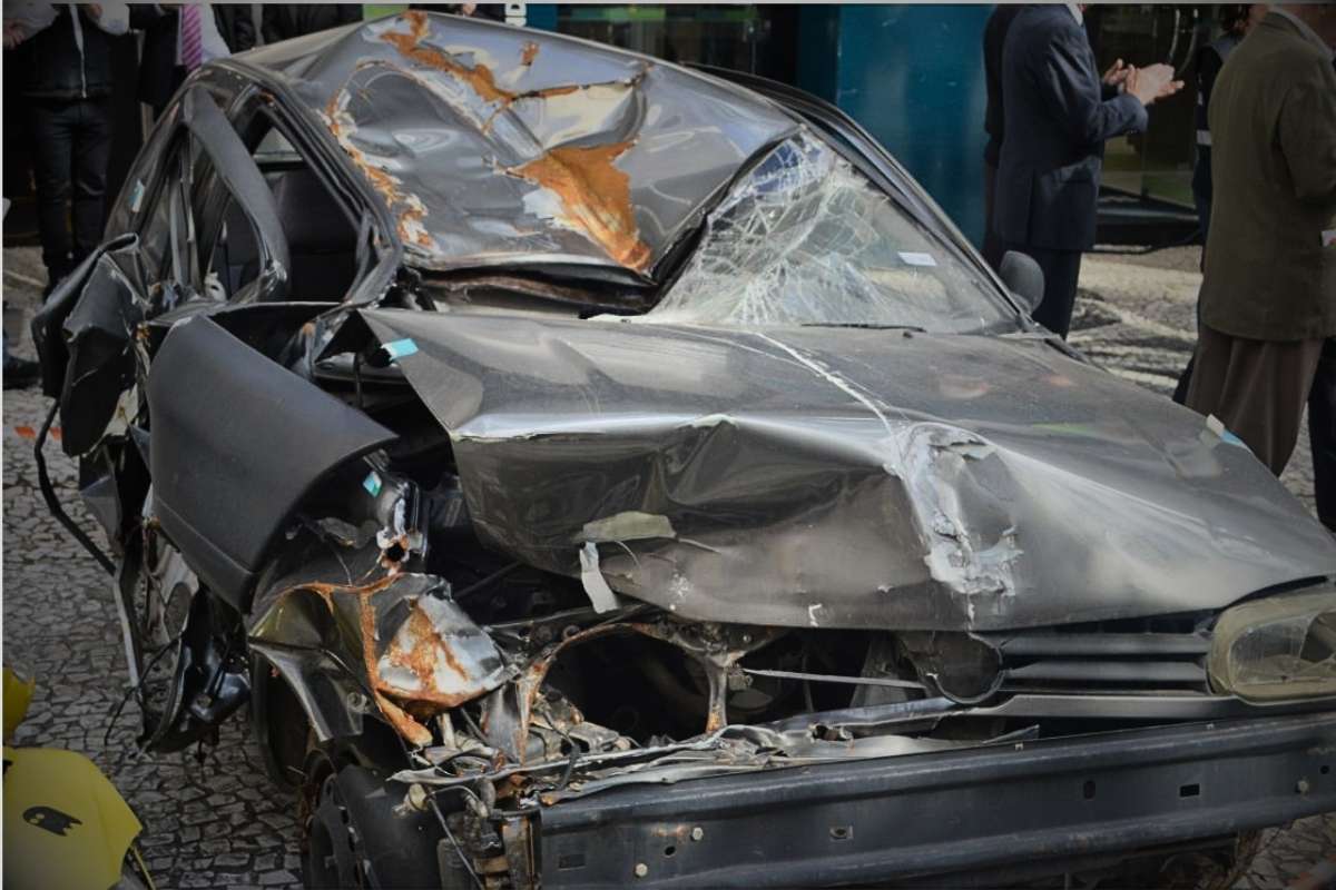 Imagem de um carro de batida após ativar o seguro